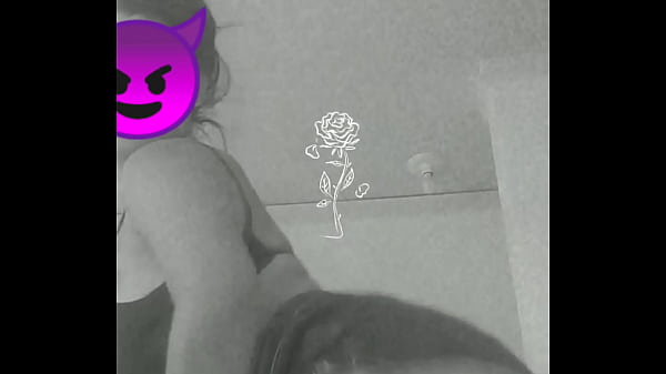 Novinha dan&ccedil;ando  