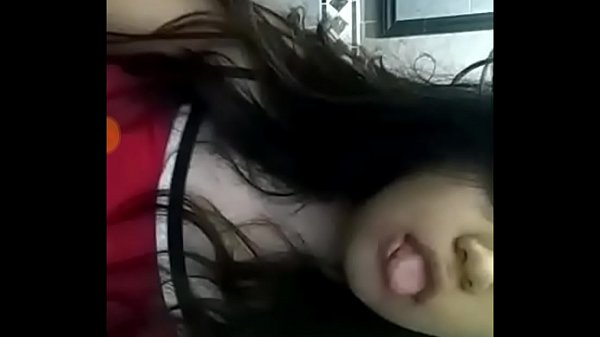 chica se desnuda la parte de arriba