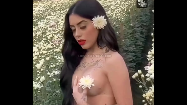 Mc Mirella mostra os seios em para &aacute;lbum de fotos  