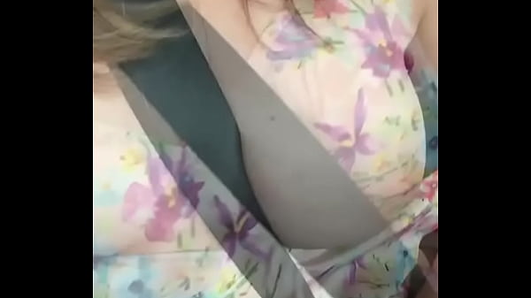 Safada dirigindo e mostrando os peitos toda tesuda