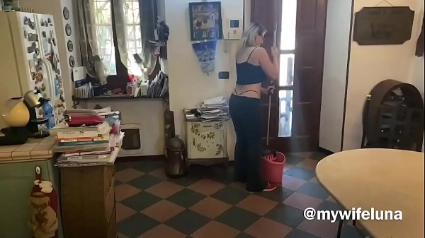 mi esclava disfruta de mi gran polla en su culo mientras grita y chorrea