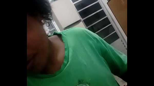 negra estressada bebendo pitu