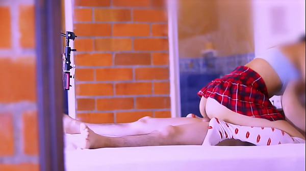 La hijastra, con su figura apretada y su sonrisa tentadora, era el sue&ntilde;o prohibido que lo impulsaba a buscar encuentros secretos en el apartamento.