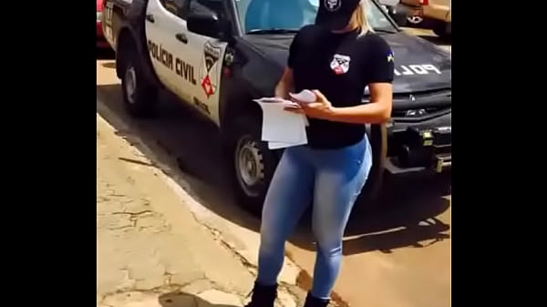 Con la policia tetona