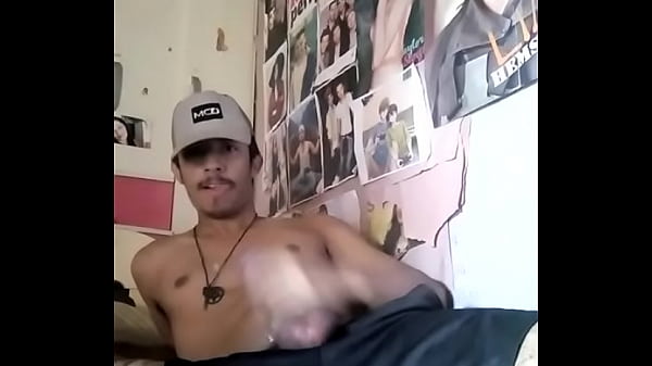 Gostosinho tocando uma de bermuda 