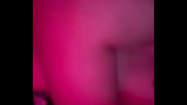 Mi amiga me monta y se mueve riqu&iacute;simo, es una morrita muy caliente y deliciosa