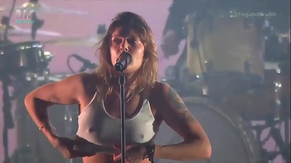 Tove Lo showing her tits at Lollapalooza BR 2017 (At 1:38)