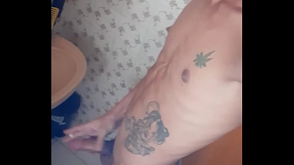 Magrinho exibindo seu delicioso pirocao 