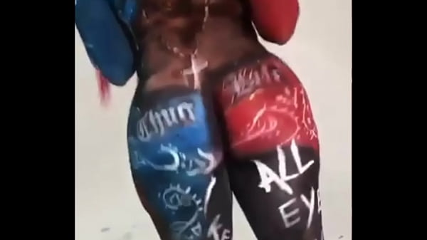 Chica Fan de 2Pac Saltando  