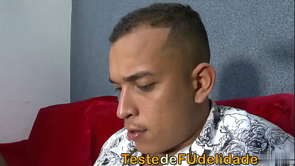 Comendo a gostosa da madrasta depois de espiar ela tomando banho, cena completa no site Teste de Fudelidade