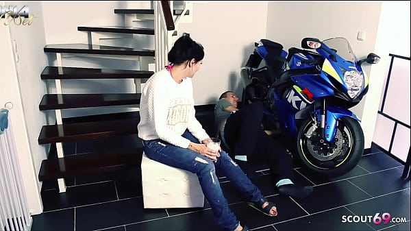 Deutsche Amateurin Xania Wet fickt mit dem Nachbarn im Treppenhaus