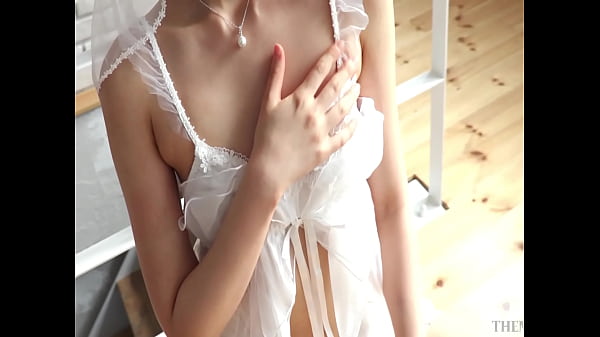 とてもエッチなウエディングドレスと透けて見えるアンダーヘアがたまらない