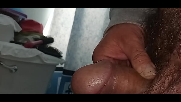 Corriendome una rica paja..con leche