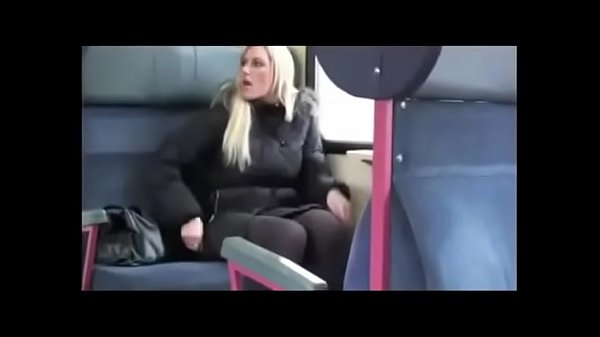 Deutsche Schlampe fickt im Zug auf toilette