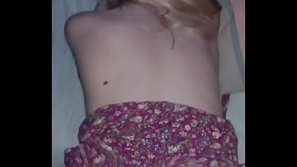 Latina de lindas tetas le encanta follar a cuatro patas