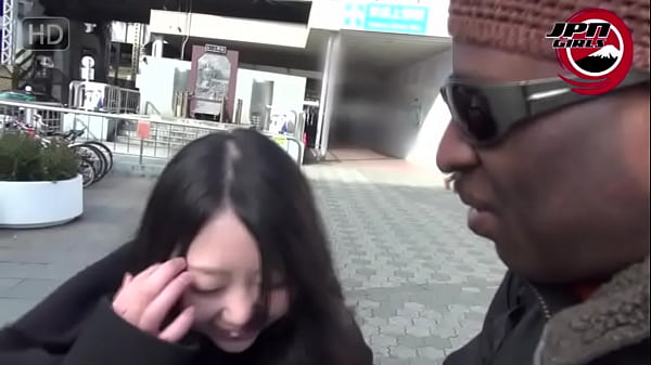 日本人女子○生が黒さと大きさに威圧されなから初めて黒人チンポを咥えるフェラチオ！