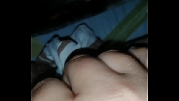 Se mete un juguete y sus calzones  