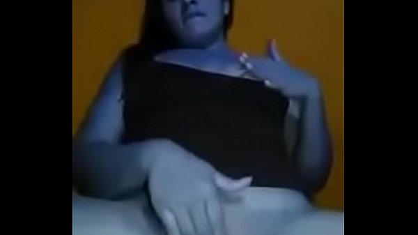 chica tocandose frente a la camara