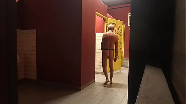 visite nu de chiottes publiques  