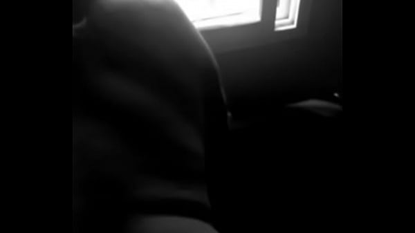 Dandole en 4 sobre la ventana q da a la calle