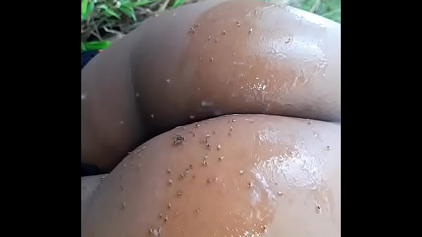 pequena  dano por dinheirro na rua de dia