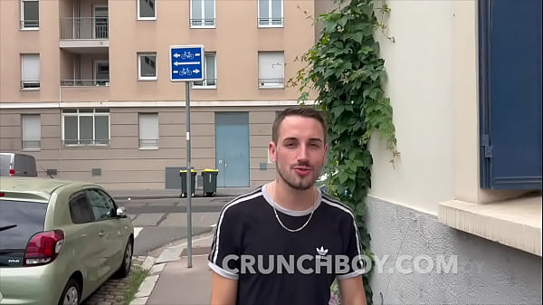 beau mec bais&eacute; au jus par un hetero barbu 