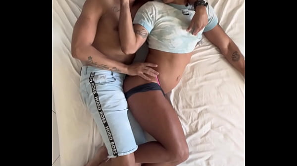 o pai da minha amiga foi dormir do meu lado, n&atilde;o resistiu e me comeu