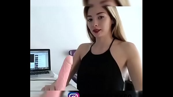 Mi amiga mamando verga mientras me masturbo