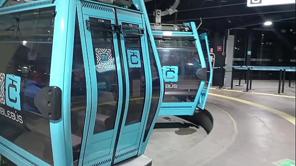 Mostrando las bragas en el transporte EXHIBIT TRANNY