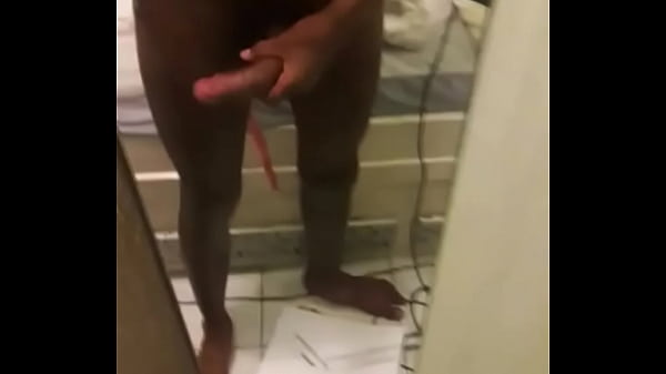 Batendo uma em frente do espelho