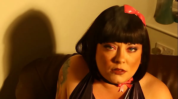 Chubby UK Domme Smokes A Cigar In Rubber  