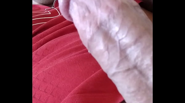 Se excitando com o pau latejando de t&atilde;o duro