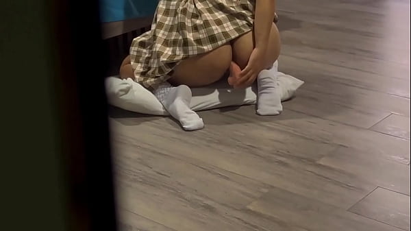 LLEGO A CASA Y ENCUENTRO A MI HIJASTRA NALGONA ROMPIENDOSE EL CULO CON UN JUEGUETE Y ME MASTURBO HASTA EYACULAR ESCUCHANDO SUS GEMIDOS. 