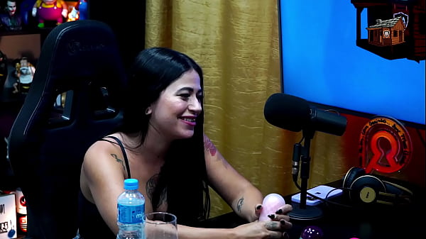 a Novinha safada foi no Podcast e dan&ccedil;ou funk de quatro na mesa, quase derrubou o est&uacute;dio com o rab&atilde;o! - Luuh Barbosa - Podcast P&aacute;pum no Barraco! Completo no Sheer - RED