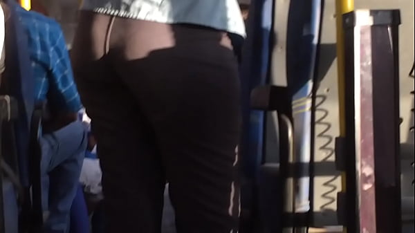 lindo culito en el bus