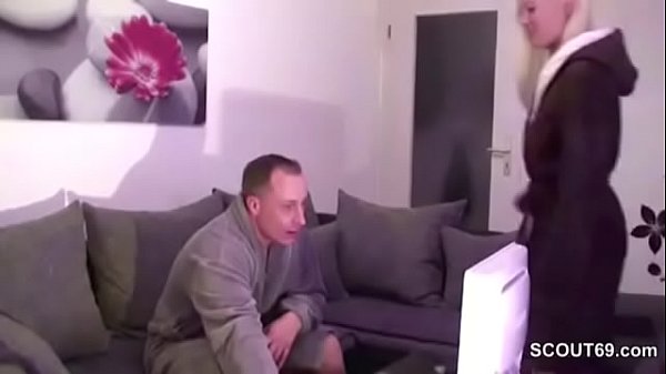 Stiefschwester erwischt Bruder beim wichsen und fickt ihn