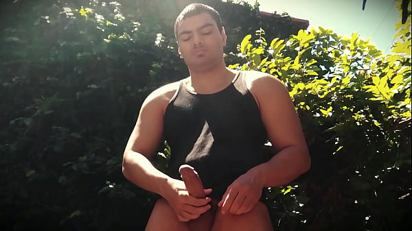 Disfrutando del sol Outdoor Sexy N1 con su Big Dick disfrutando de la naturaleza  