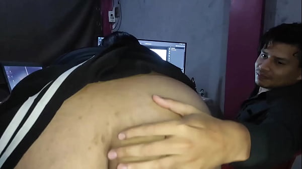 I come very stressed from work and my cleaning lady hasn't cleaned anything, she sees me very worried and offers me to give me a good massage to relax what a good massage she gave me that I even blew my milk  