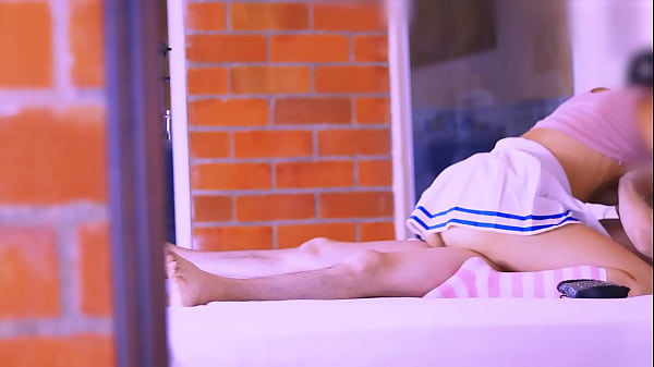 La hijastra, con su cuerpo apretado y su belleza tentadora, despertaba en &eacute;l un deseo incontrolable cada vez que coincid&iacute;an en el apartamento. 