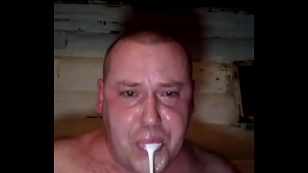 Этот огромный черный член налил мне полный рот спермы! Я вынужден выплевывать кончу чтобы дальше глотать этот толстый вкусный член!