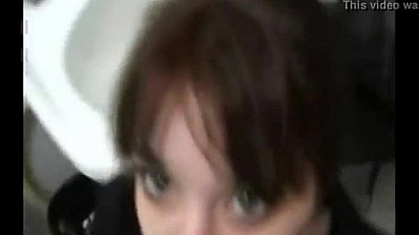 Secretaria de Valve chupandola en ba&ntilde;o publico