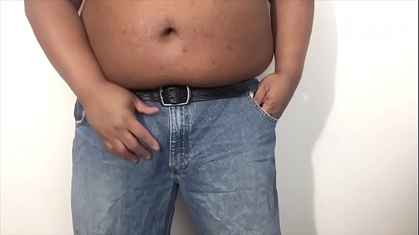 Un hombre moreno haciendo un &ldquo;desaf&iacute;o de edad&rdquo;.