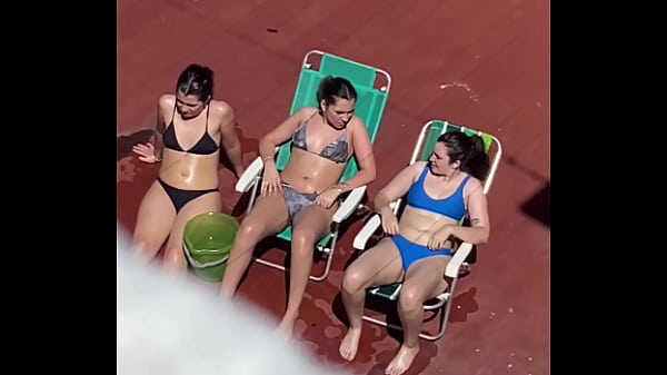 Vecina en bikini espiada