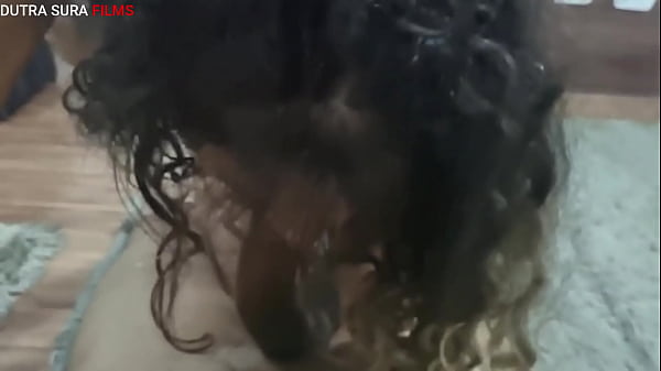 Loirinha puta da a bucetinha para o pauzudo gostoso  