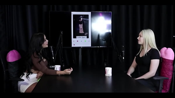 Sua posi&ccedil;&atilde;o preferida no sexo &eacute; de 4, e disse quem daria match no jogo do tinder - Vivian Lola (SHEER/RED)  