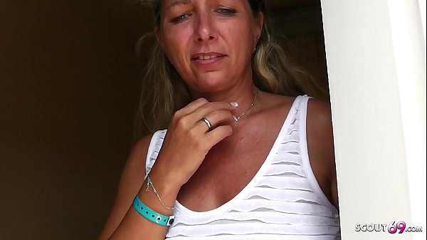 Geile Mutti im Urlaub abgeschleppt und heimlich in ihrem Hotelzimmer AO gefickt