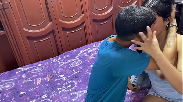 mi hermanastro me hace venir fuertemente