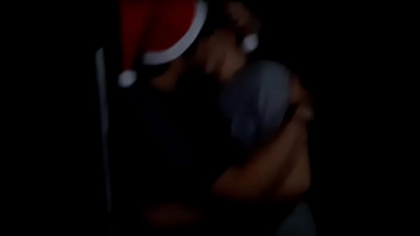 Hombres que se besan  