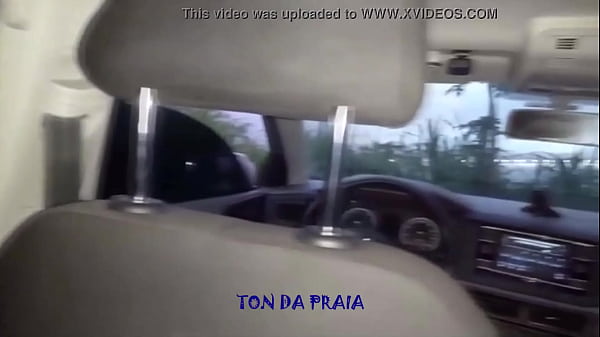 Depois da balada, convenci a loirinha a dar uma volta at&eacute; um point da cidade de S&atilde;o Vicente... n&atilde;o resistiu, caiu de boca... e nem ligou para os carros estacionados ao lado