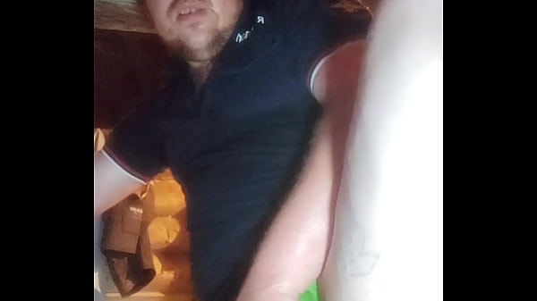 Парень проверяет на прочность свой анал.